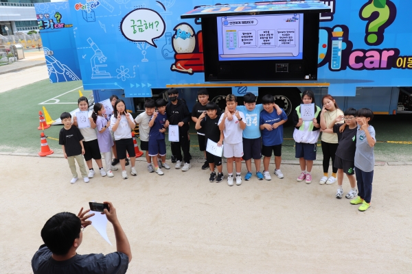 경상남도교육청 과학교육원은 새롭게 제작한 이동과학관 ‘알아보카’를 처음으로 운영해 학생과 교사들로부터 좋은 평가를 받았다. 사진은 알아보카(car) 모습과 학생들의 체험 모습. (사진제공=경상남도교육청 과학교육원)