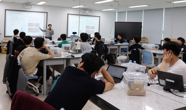 21~22일 경상남도교육청 과학교육원은 진주 명신고등학교에서 큐브위성 개발 교육 프로그램을 운영한다. 사진은 지난 11월 열린 경남 최초 큐브위성 개발 교육 모습. (사진제공=경상남도교육청 과학교육원)