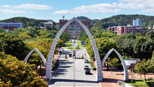 경상국립대학교 가좌캠퍼스 정문 전경. (사진제공=경상국립대학교)